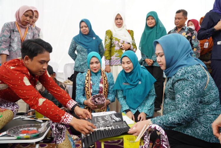 Didaulat Desa Batik, Istri Gubernur Dukung Tiyuh Margomulyo