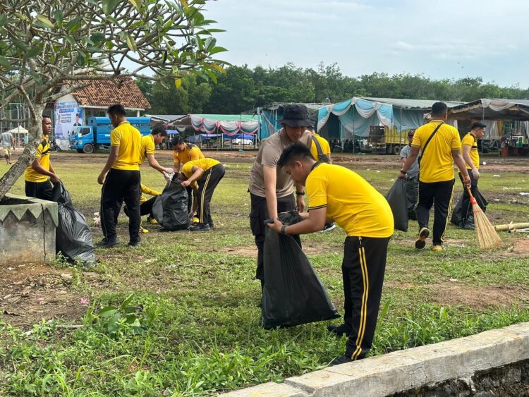 Polres Mesuji Gelar Aksi Bersihkan Sampah Usai Acara Puncak HUT Mesuji