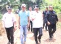 Bersama Masyarakat, Wabup Lampura Perbaiki Jalan Rusak Di Abung Tengah