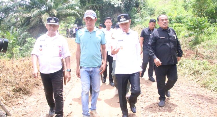 Bersama Masyarakat, Wabup Lampura Perbaiki Jalan Rusak Di Abung Tengah