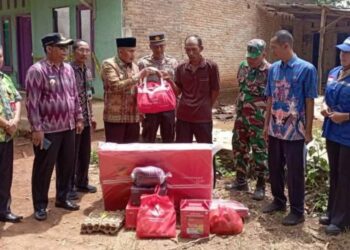 Bupati Lampura Bantu Korban Kebakaran Di Desa Wonomarro