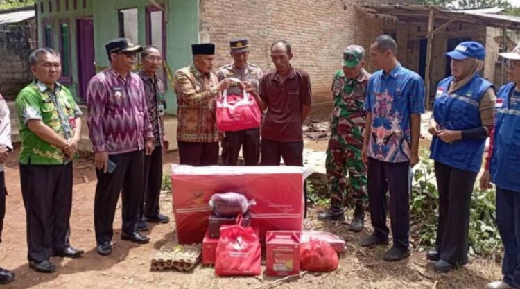 Bupati Lampura Bantu Korban Kebakaran Di Desa Wonomarro