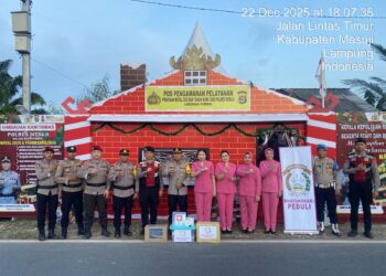 Beri Perhatian Untuk Anggota, Kapolres Bagikan Bingkisan Petugas di Pos Nataru