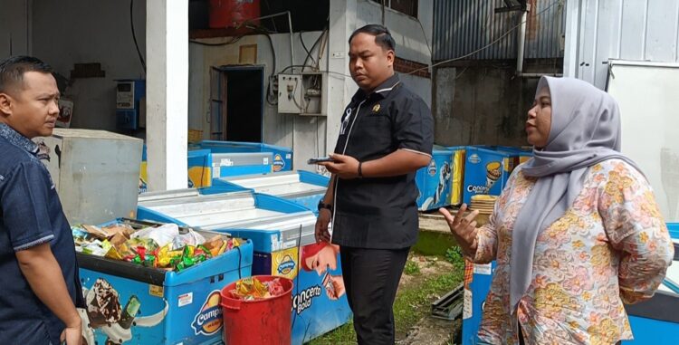Sidak Gudang Distributor Makanan, DPRD Lampura Temukan Makanan Busuk Dikerumuni Ulat Belatung