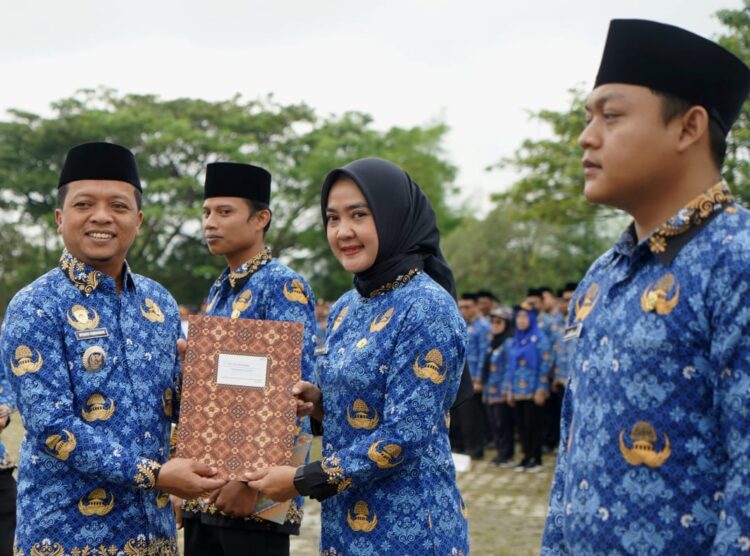 Apel Perdana 2026, Bupati Pringsewu Serahkan 34 SK PPPK dan 456 SK PPPK Paruh Waktu.