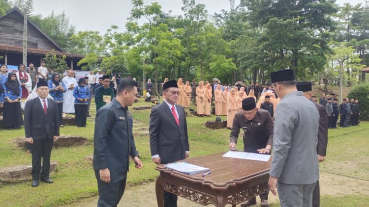 Lantik 69 Pejabat, Bupati Minta Sekda Harus Bisa Marah