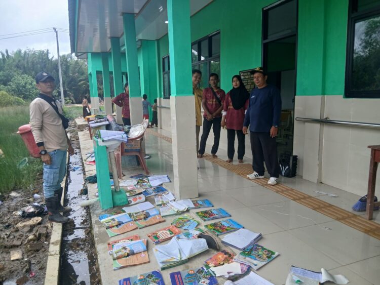 Pantau situasi banjir dan pasca banjir camat RJU dan jajaran serentak turun ke desa desa.