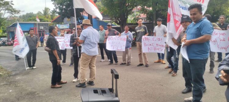 Sepekan menjabat Kadis PUPR Lamsel Agntius Syahrizal, langsung didemo. Berikut isi tuntutan LSMB