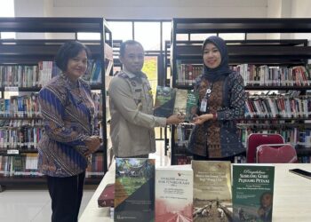 Kepala Kantor Kementerian ATR/BPN Mesuji Berbagi Buku ke Perpustakaan Daerah