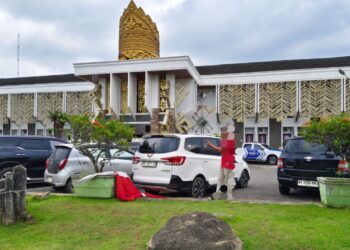Waduh,. Ga Ada Angin, Ga Ada Hujan, Bendera Merah Putih Di Halaman Kantor Pemkab Lampura Putus
