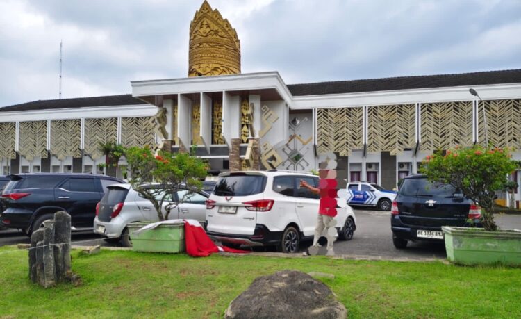 Waduh,. Ga Ada Angin, Ga Ada Hujan, Bendera Merah Putih Di Halaman Kantor Pemkab Lampura Putus