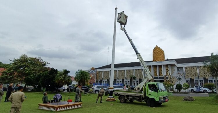 Pasca Jatuh, Bendera Merah Putih Di Halaman Pemkab Lampura Berkibar Kembali