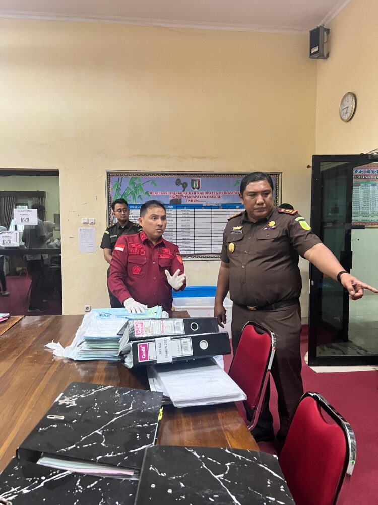 Perkara Korupsi, Rumah Dan Kantor Bapenda di Geledah Kejari pringsewu
