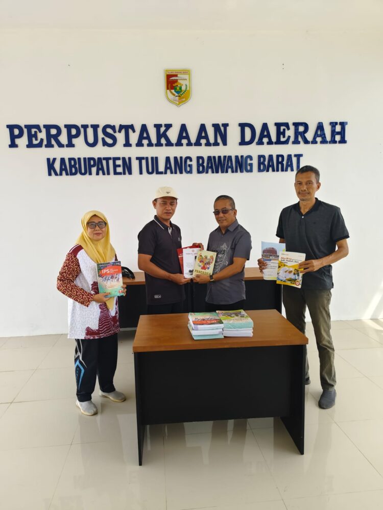 Anggota DPRD Hibahkan Buku Ke Perpustakaan, Tugas Kita Bersama Cerdaskan Anak Bangsa