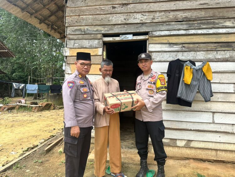 Jumat Berkah, Sat Binmas Polres Mesuji Bagikan Paket Sembako