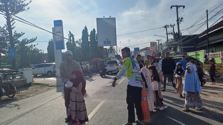 Siswa Kelas 2 SD Muhammadiyah Pringsewu Berbagi Takjil, Tanamkan Kepedulian Sejak Dini