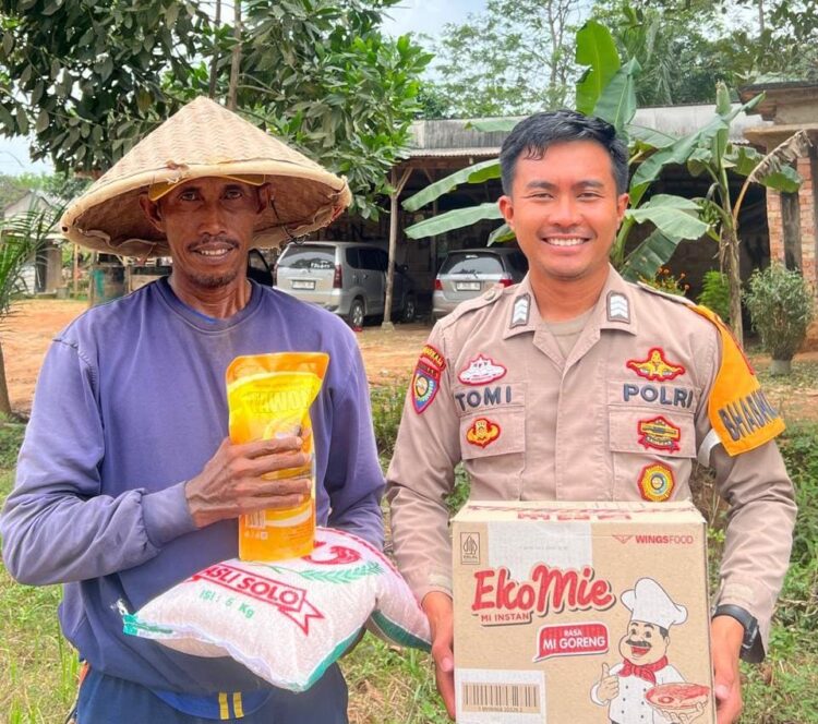 Ramadhan Berbagi, Bhabinkamtibmas Polres Mesuji Bagikan Sembako Ke Warga Kurang Mampu