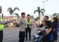 Berkah Ramadhan, Jajaran Polres Mesuji Bagikan Takjil Kepada Pengendara
