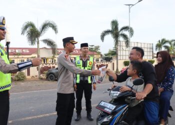 Berkah Ramadhan, Jajaran Polres Mesuji Bagikan Takjil Kepada Pengendara