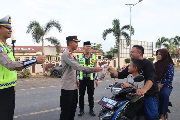 Berkah Ramadhan, Jajaran Polres Mesuji Bagikan Takjil Kepada Pengendara