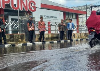 Tinjau Banjir, Romli Perintahkan Atasi Dan Bongkar Trotoar Di Jalan Protokol Kotabumi