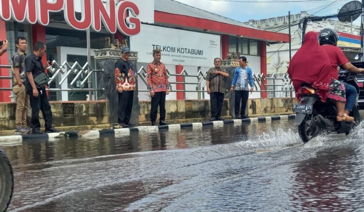 Tinjau Banjir, Romli Perintahkan Atasi Dan Bongkar Trotoar Di Jalan Protokol Kotabumi