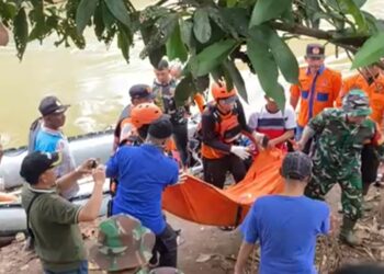 3 Hari Tenggelam, Tim Gabungan Akhirnya Temukan MP Mengapung Di Rumpun Bambu Sungai Way Sesah