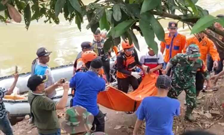 3 Hari Tenggelam, Tim Gabungan Akhirnya Temukan MP Mengapung Di Rumpun Bambu Sungai Way Sesah
