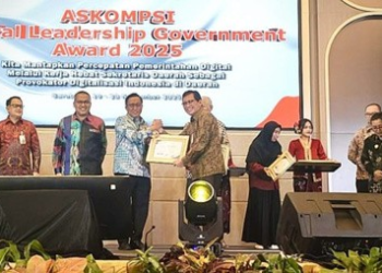 Sekdaprov Lampung Raih Penghargaan Sekda Terbaik Kategori Vision Pada ASKOMSI Digital Leadership Government Award 2025