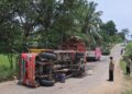 Truk Bermuatan Sawit Terguling di Tanjakan Adiluwih, Diduga Akibat Patah As