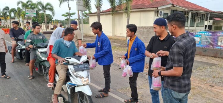 Sat Intelkam Polres Mesuji, Bersama BEM STIES Darul Huda Berbagi Takjil