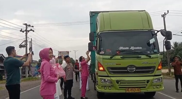 Kapolres Bersama Bhayangkari Cabang Mesuji Bagikan Takjil Kepada Warga