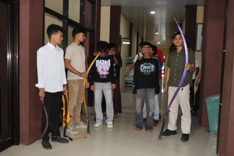 Viral Tawuran Bawa Klewang hingga 1,6 Meter, Polisi Tangkap 8 Remaja Geng Motor di Pringsewu