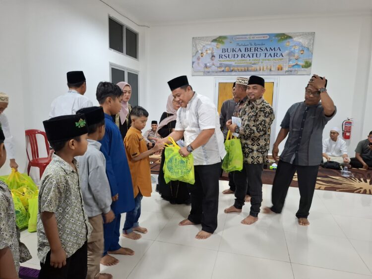 Cari Berkah Ramadhan, RS Ratu Tara Berbagi Untuk Anak Yatim dan Lansia