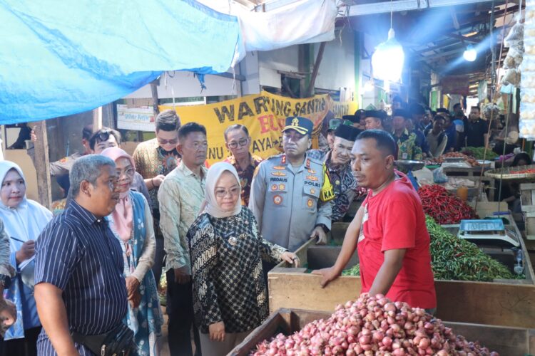 Kapolres dan Bupati Mesuji Sidak dan Cek Harga Bahan Pokok di Pasar Simpang Pematang Jelang Idul Fitri 1447 H