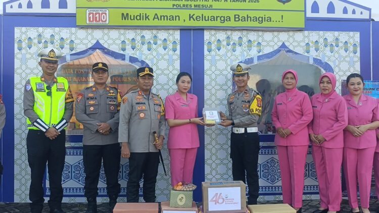 Kapolres Ketua Bhayangkari Cabang Mesuji Tinjau Pos Yan & Pos PAM, Berikan Bingkisan kepada Petugas