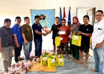 PWI Pringsewu Bagikan Daging dan Bingkisan Jelang Idulfitri