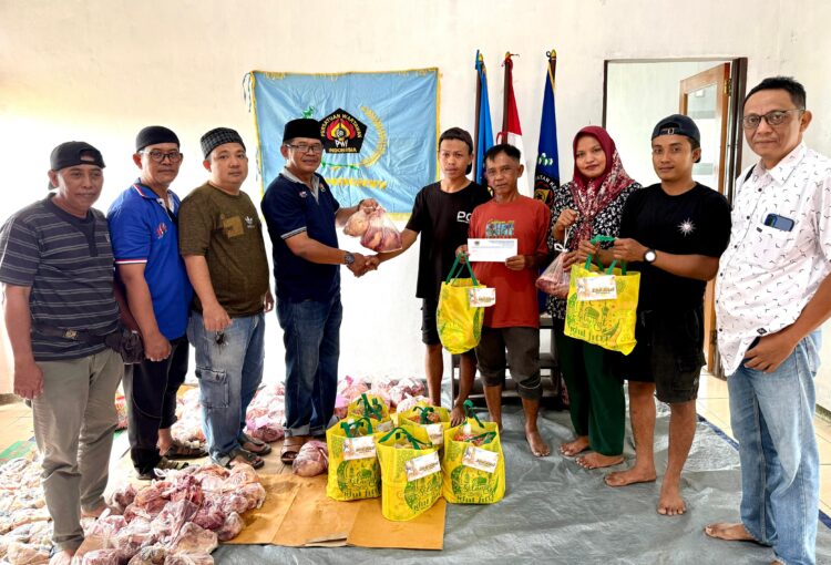 PWI Pringsewu Bagikan Daging dan Bingkisan Jelang Idulfitri