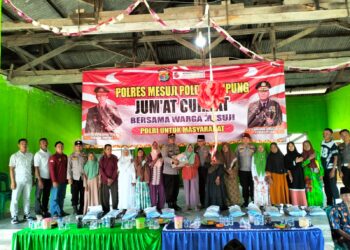 Jumat Curhat, Polres Mesuji Jalin Silaturahmi dan Salurkan Bantuan Sembako untuk Warga Desa Bangun Jaya