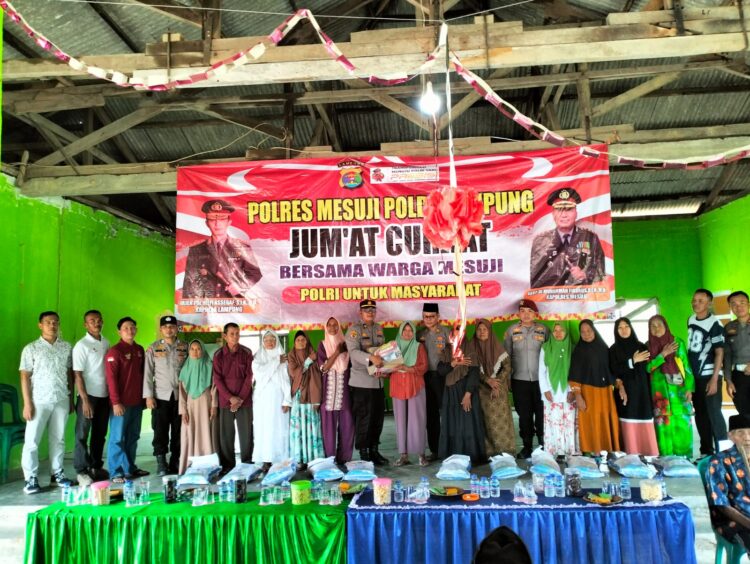 Jumat Curhat, Polres Mesuji Jalin Silaturahmi dan Salurkan Bantuan Sembako untuk Warga Desa Bangun Jaya
