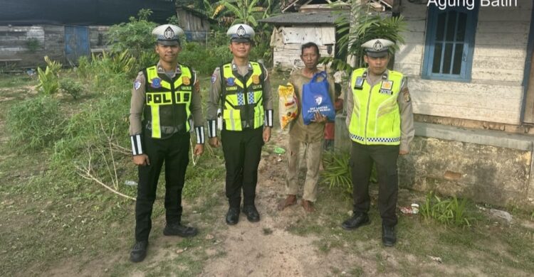 Jajaran Sat Lantas Polres Mesuji Tebar Kebaikan, Bagikan Sembako Kepada Anak Yatim