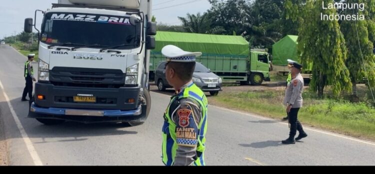 Antisipasi Lonjakkan Kendaraan di Pelabuhan Bakauheni, Kapolres Mesuji Melakukan Pengantungan Kendaraan Sumbu 3