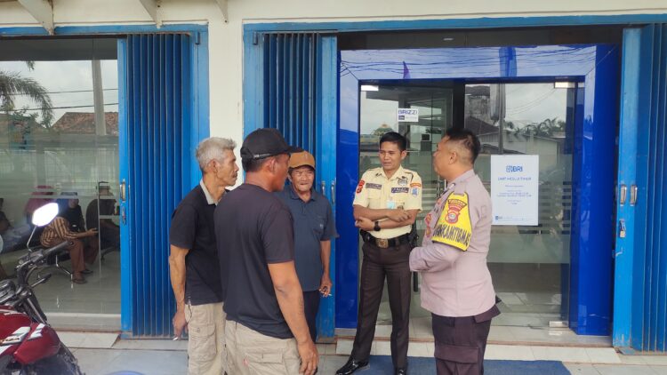Bhabinkamtibmas Polsek Mesuji Timur Laksanakan Sambang dan Binluh, Imbau Satpam Bank BRI