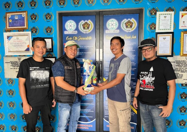 PWI  Lampura Bagikan Paket Lebaran Untuk Anggota