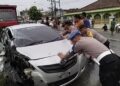 Gerak Cepat Polres Lampura Evakuasi Laka Truk VS Sedan Vios Di Lampura