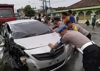 Gerak Cepat Polres Lampura Evakuasi Laka Truk VS Sedan Vios Di Lampura
