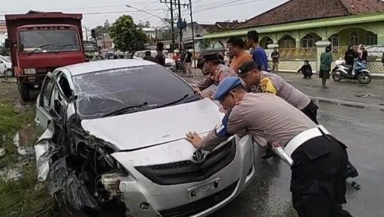 Gerak Cepat Polres Lampura Evakuasi Laka Truk VS Sedan Vios Di Lampura
