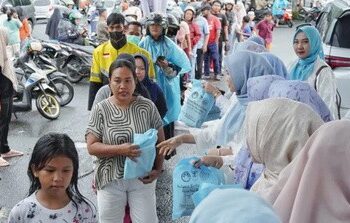Hujan Bukan Halangan Berbagi Takjil