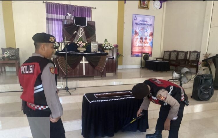 Samapta Polres Mesuji Lakukan Sterilisasi dan Pengamanan di Gereja-gereja Sebelum Pelaksanaan Ibadah Paskah