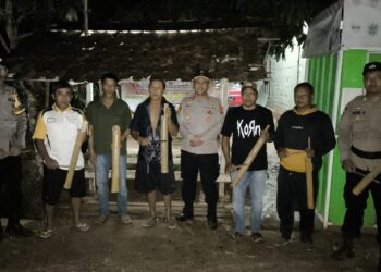 Optimalkan Keamanan Desa, Kapolsek Simpang Pematang Cek Pos Kamling dan Serahkan Kentongan